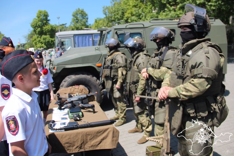 Готовность росгвардейцев и правоохранителей к курортному сезону оценил Губернатор Севастополя