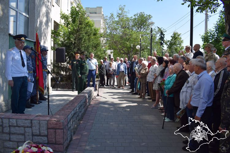 Росгвардейцы приняли участие в открытии мемориальной доски Герою Советского Союза в Крыму