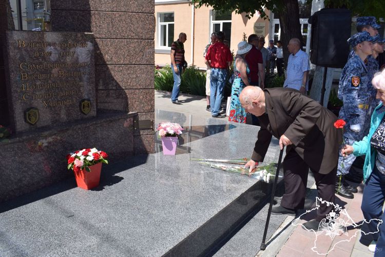 Росгвардейцы приняли участие в открытии мемориальной доски Герою Советского Союза в Крыму