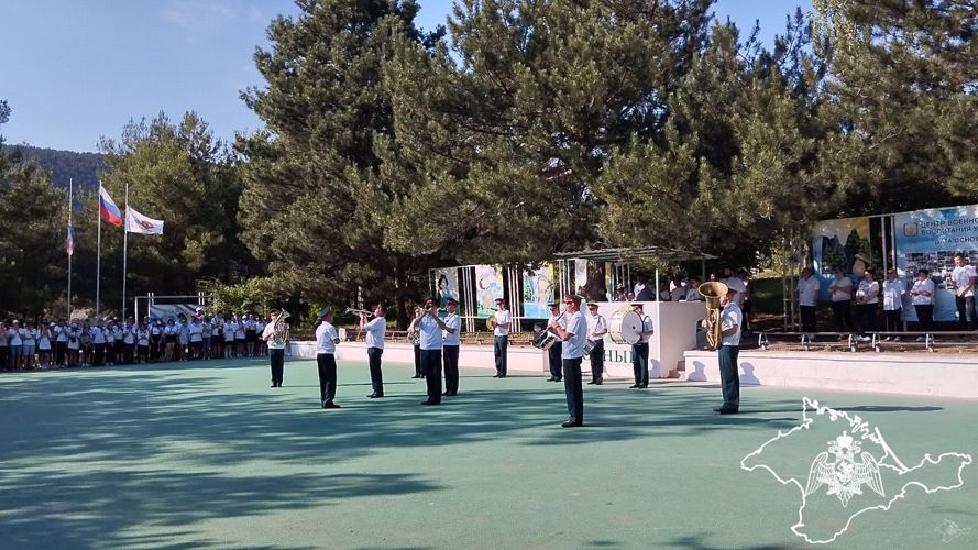 Военный оркестр Росгвардии в Севастополе принял участие в торжественном открытии третьей тематической смены "Растем патриотами" 