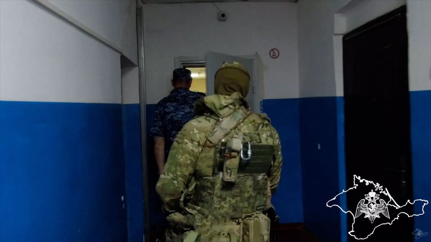 ОМОН Росгвардии задержал в Крыму подозреваемых в получении взяток