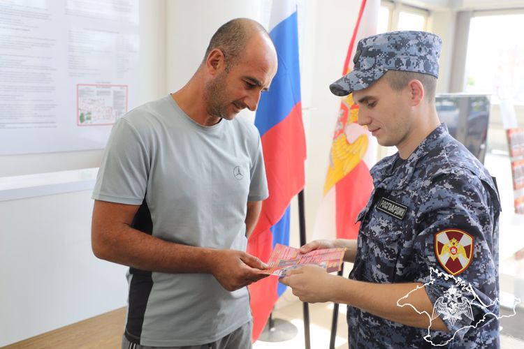 Жителям и гостям Симферополя рассказали о перспективах службы в Росгвардии