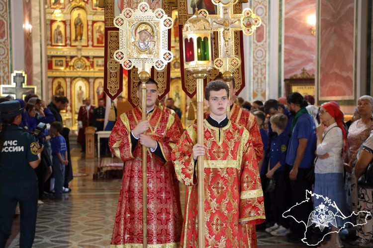 Росгвардейцы в Крыму стали участниками молебна у ковчега с мощами Георгия Победоносца