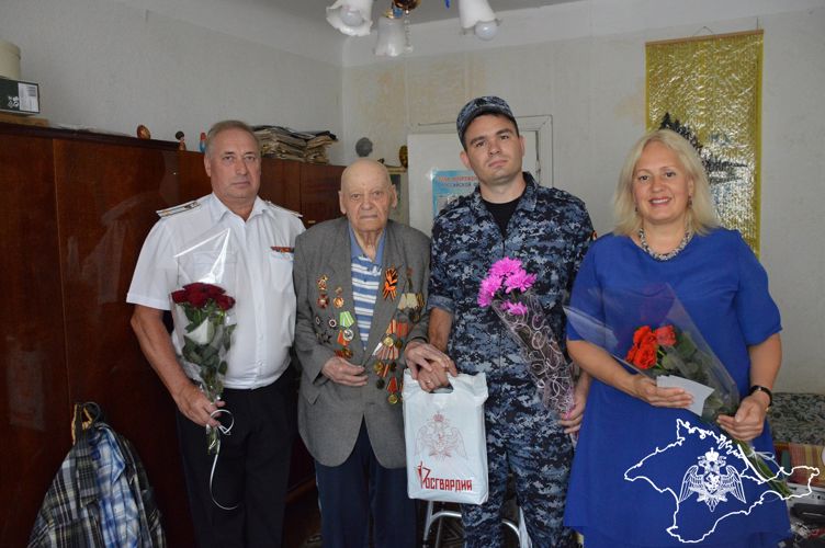 РОСГВАРДЕЙЦЫ В КРЫМУ НАВЕСТИЛИ ВЕТЕРАНА - УЧАСТНИКА ПОСЛЕДНИХ БОЕВ ВТОРОЙ МИРОВОЙ ВОЙНЫ