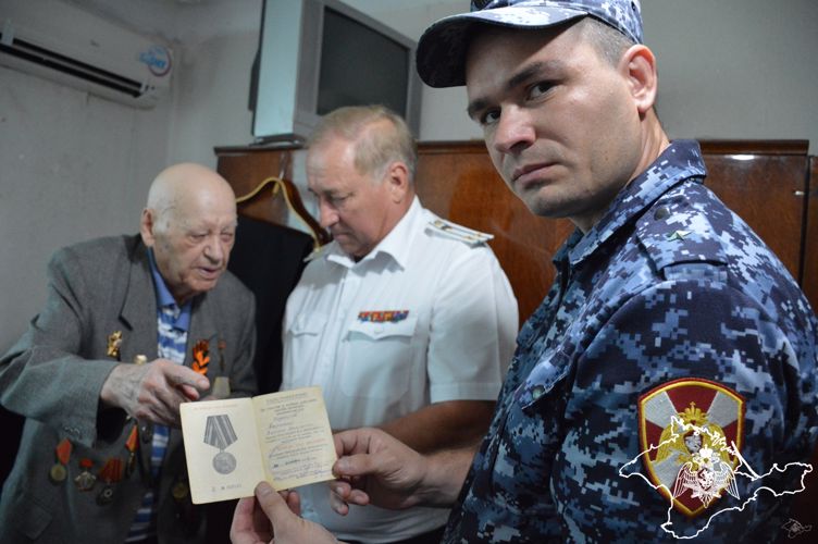 РОСГВАРДЕЙЦЫ В КРЫМУ НАВЕСТИЛИ ВЕТЕРАНА - УЧАСТНИКА ПОСЛЕДНИХ БОЕВ ВТОРОЙ МИРОВОЙ ВОЙНЫ
