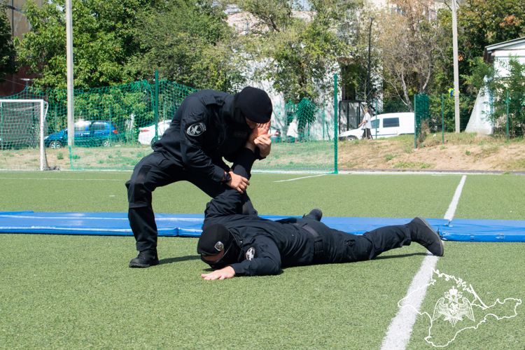Офицеры Росгвардии в Симферополе провели тематические занятия с кадетами профильного класса