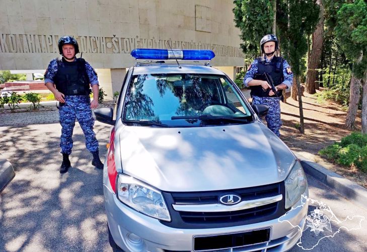 В Ялте росгвардейцы задержали нетрезвого гражданина, подозреваемого в умышленном повреждении чужого имущества