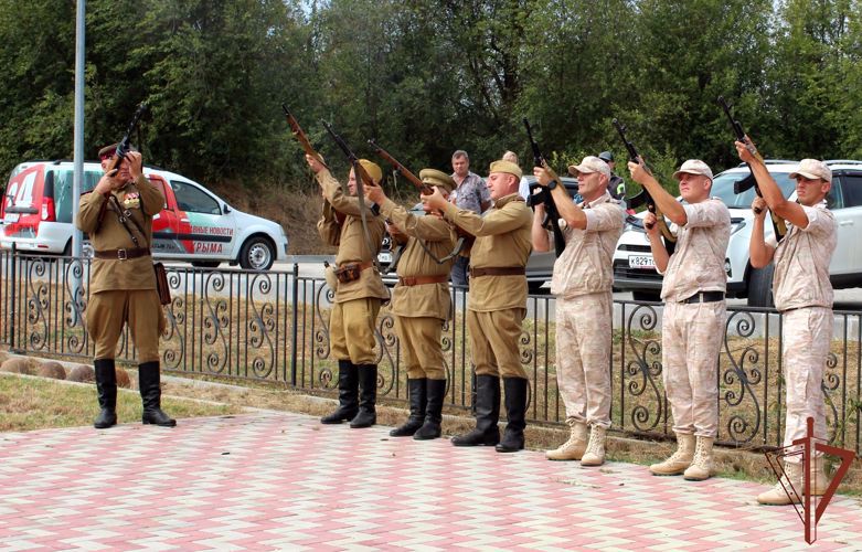 Военнослужащие Росгвардии отдали дань памяти павшим защитникам Керченского полуострова