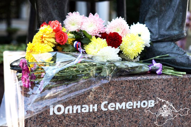 Росгвардейцы в Ялте приняли участие в мероприятии, посвященном памяти писателя Юлиана Семенова 