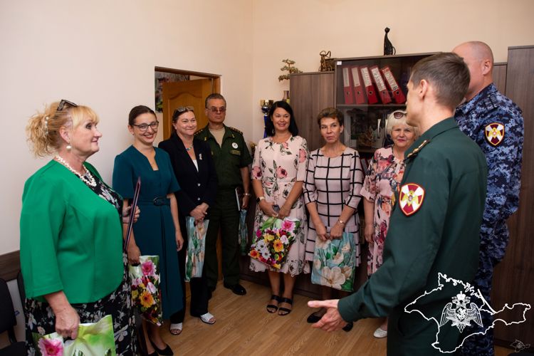 В Крыму росгвардейцы поздравили руководителей подшефных кадетских классов с Днем учителя 