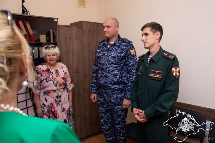 В Крыму росгвардейцы поздравили руководителей подшефных кадетских классов с Днем учителя 