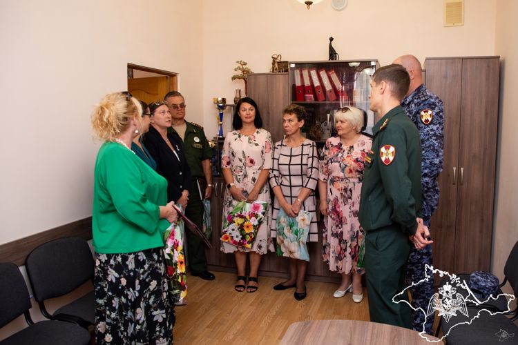 В Крыму росгвардейцы поздравили руководителей подшефных кадетских классов с Днем учителя 