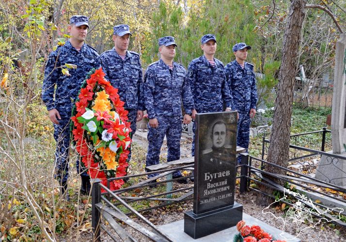 Росгвардейцы в Симферополе почтили память первого начальника регионального управления вневедомственной охраны