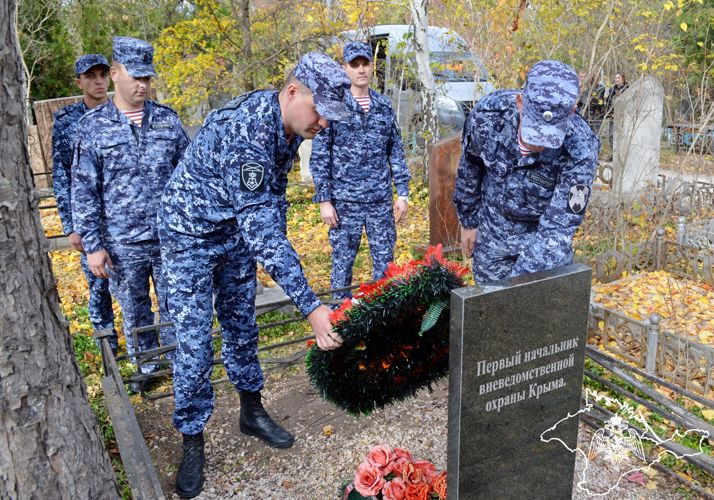 Росгвардейцы в Симферополе почтили память первого начальника регионального управления вневедомственной охраны