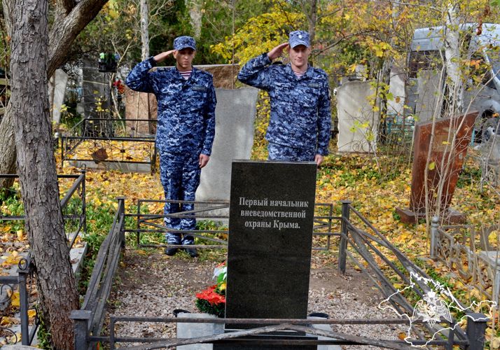 Росгвардейцы в Симферополе почтили память первого начальника регионального управления вневедомственной охраны