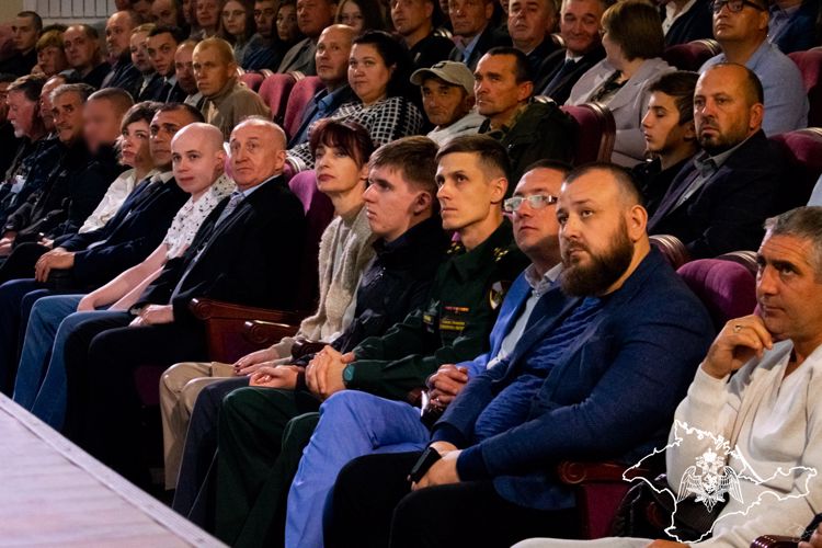 Офицер СОБР Росгвардии из Крыма награжден медалью «Отец солдата»