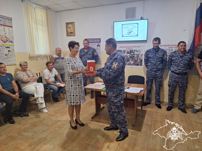   Росгвардейцы в Евпатории выразили благодарность за службу ветерану ведомства 