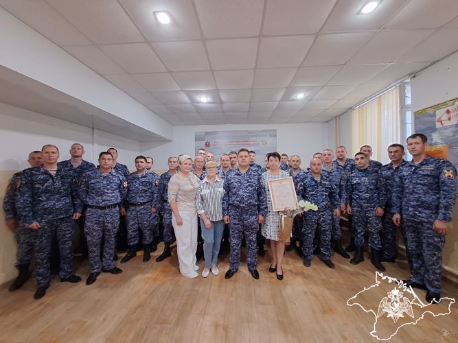 Росгвардейцы в Евпатории выразили благодарность за службу ветерану ведомства
