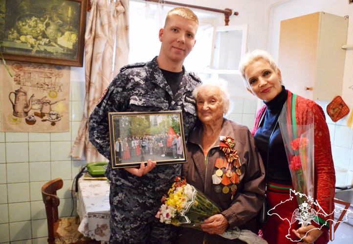 Военнослужащие Росгвардии из Ялты поздравили с 94-летием учасницу Великой Отечественной войны 