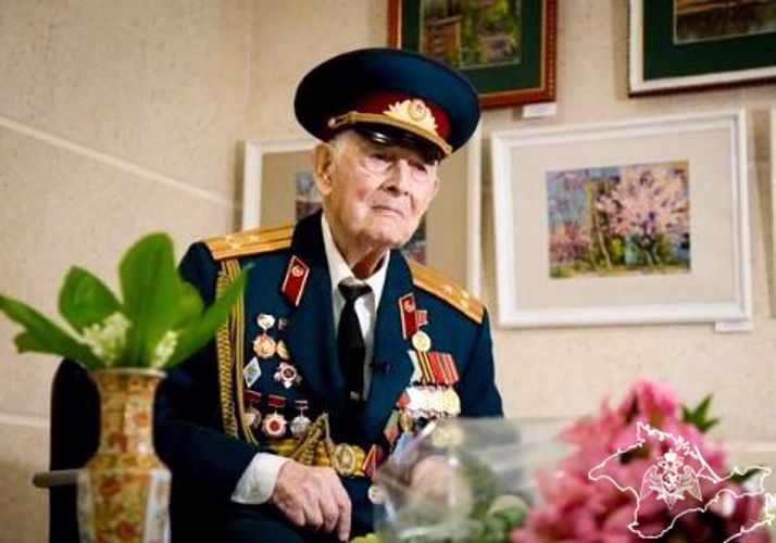 Представители Росгвардии в Крыму поздравили с Днем пожилого человека участника Великой Отечественной войны