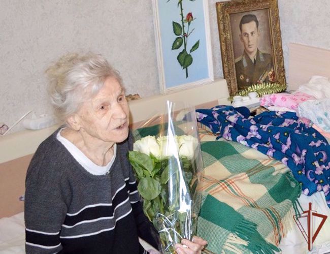 Росгвардейцы поздравили с 95-летнем жительницу Ялты, подростком в годы войны трудившуюся на оборонных предприятиях