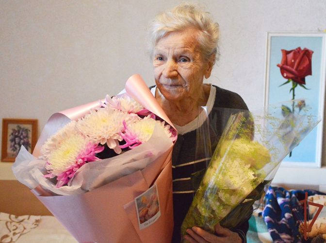Росгвардейцы поздравили с 95-летнем жительницу Ялты, подростком в годы войны трудившуюся на оборонных предприятиях