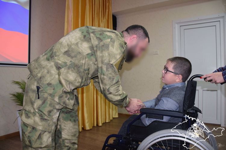 Росгвардеец в Крыму встретился с воспитанниками специальной коррекционной школы