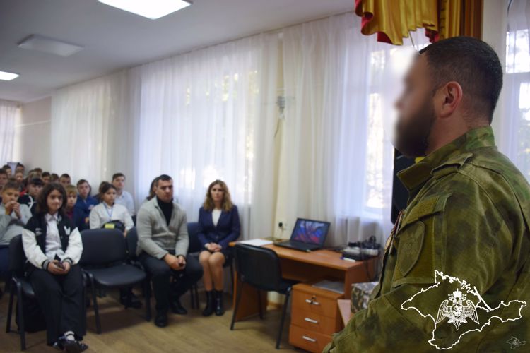Росгвардеец в Крыму встретился с воспитанниками специальной коррекционной школы