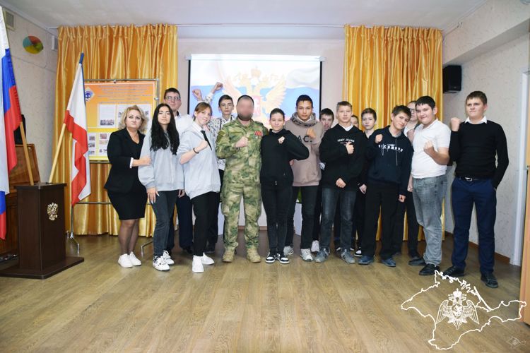 Росгвардеец в Крыму встретился с воспитанниками специальной коррекционной школы