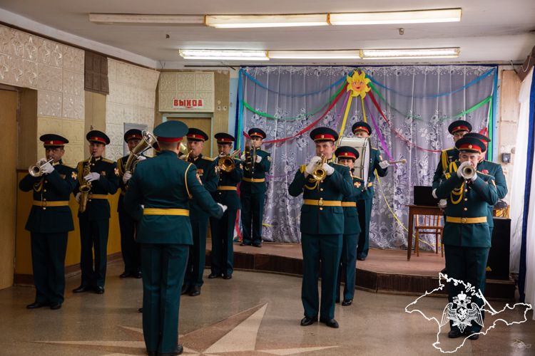Торжественную клятву дали учащиеся подшефных классов Росгвардии в Крыму