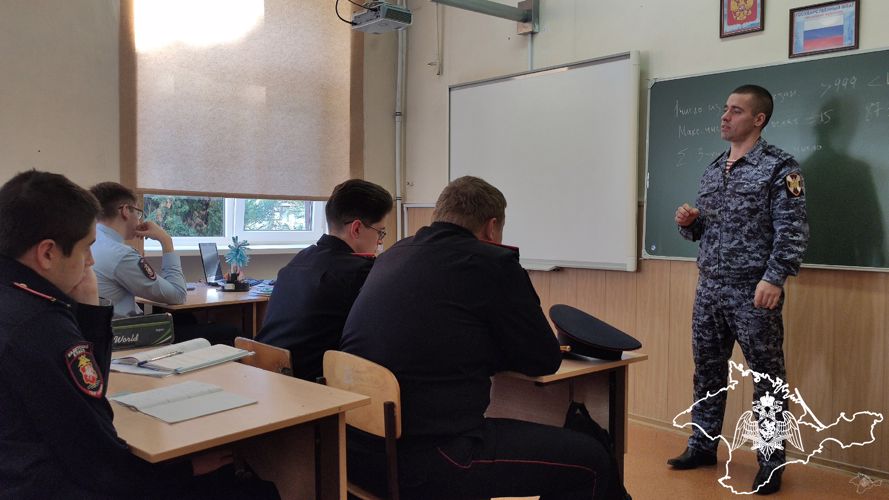 В Севастополе офицер Росгвардии встретился с выпускниками профильных классов ведомства