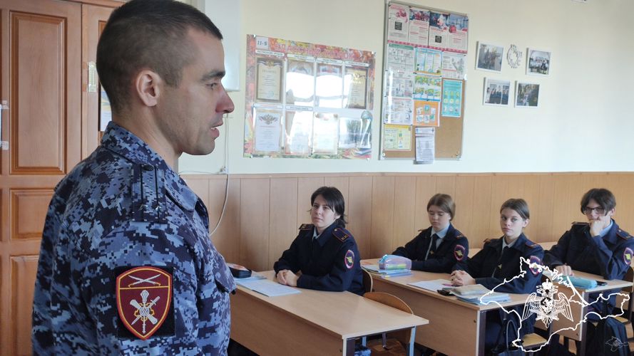 В Севастополе офицер Росгвардии встретился с выпускниками профильных классов ведомства 