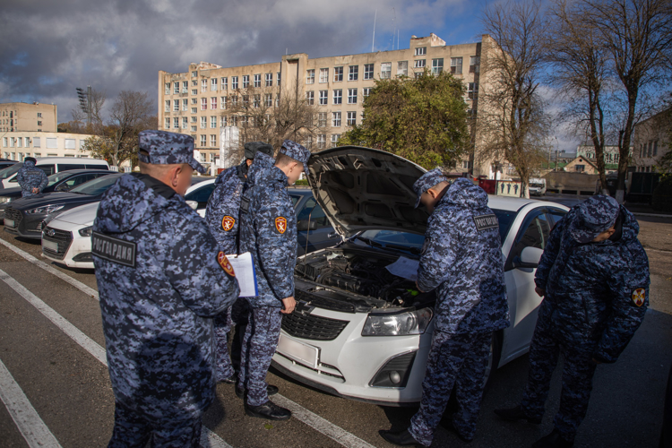 В Республике Крым состоялся смотр личного транспорта военнослужащих и сотрудников Росгвардии 