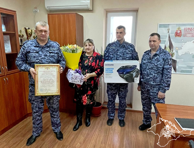 В Феодосии росгвардейцы проводили на заслуженный отдых одного из опытных работников вневедомственной охраны