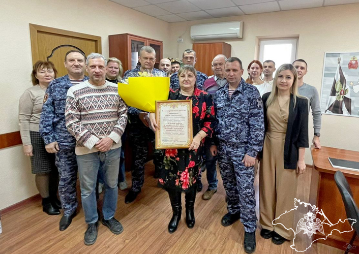В Феодосии росгвардейцы проводили на заслуженный отдых одного из опытных работников вневедомственной охраны