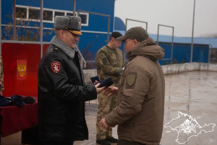 В Симферополе состоялась церемония вручения геральдических знаков сотрудникам ОМОН и СОБР Росгвардии