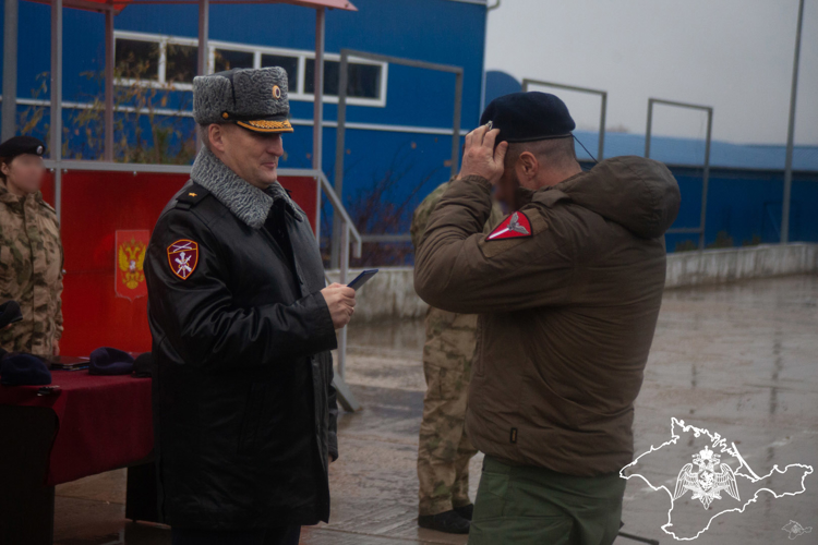 В Симферополе состоялась церемония вручения геральдических знаков сотрудникам ОМОН и СОБР Росгвардии