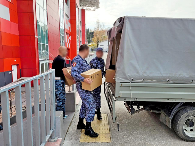 Росгвардейцы из Крыма порадовали новогодними подарками участников СВО