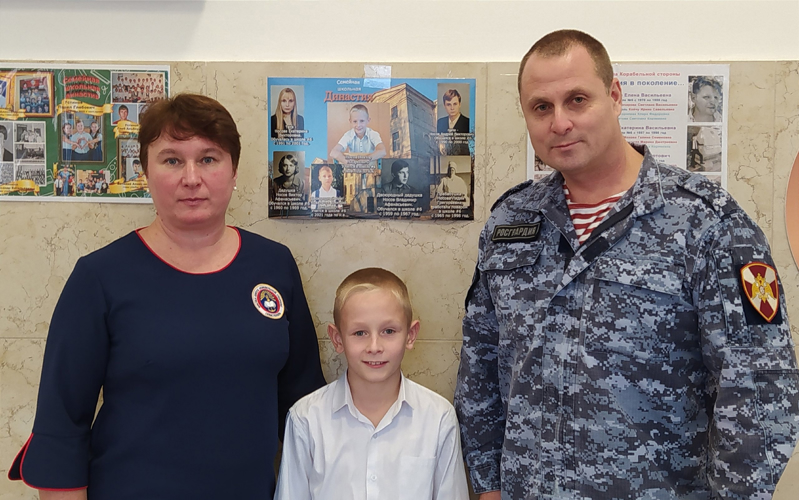  Офицер Росгвардии – выпускник одной из старейших севастопольских школ – поздравил учебное заведение со 125-летием 