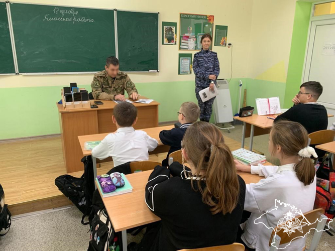 В День Конституции России росгвардейцы провели ряд тематических мероприятий в Крыму и Севастополе