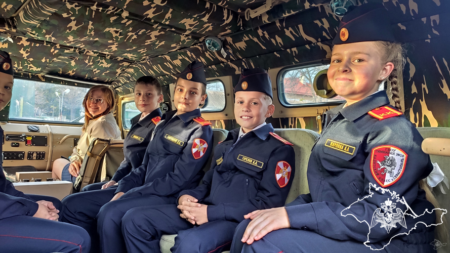 Бойцы СОБР «Сокол» распахнули двери своего подразделения для юных подшефных в Севастополе