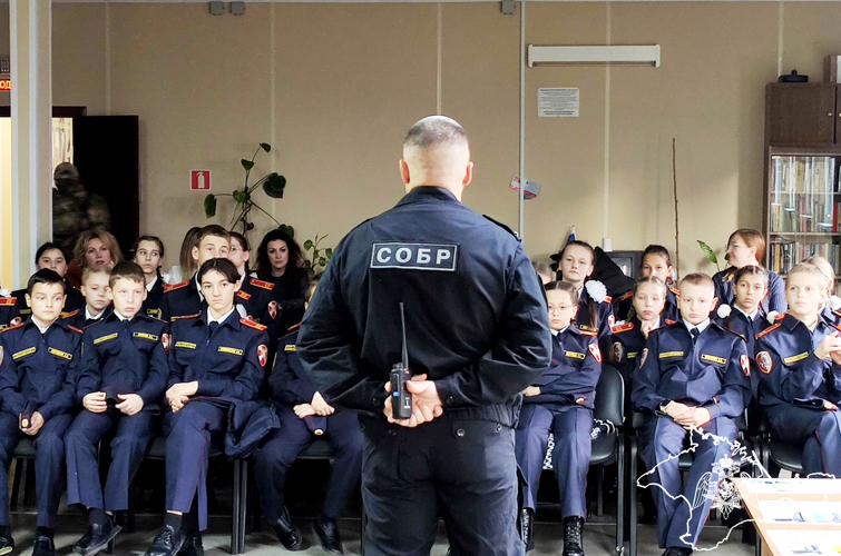 Бойцы СОБР «Сокол» распахнули двери своего подразделения для юных подшефных в Севастополе