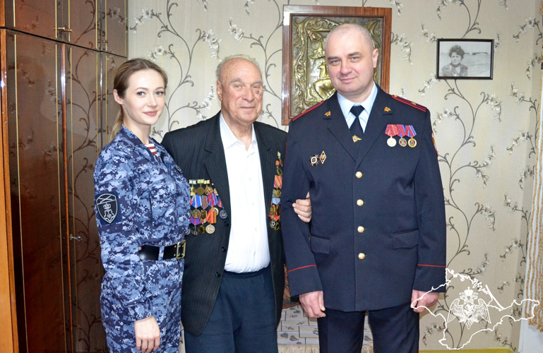 Жителя блокадного Ленинграда навестили росгвардейцы в Крыму