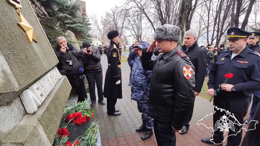 Севастопольские росгвардейцы присоединились к памятным мероприятиям, приуроченным к 80-й годовщине полного снятия блокады Ленинграда
