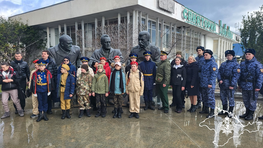 Представители Росгвардии в Ялте одними из первых посетили новую историческую экспозицию в Ливадийском дворце