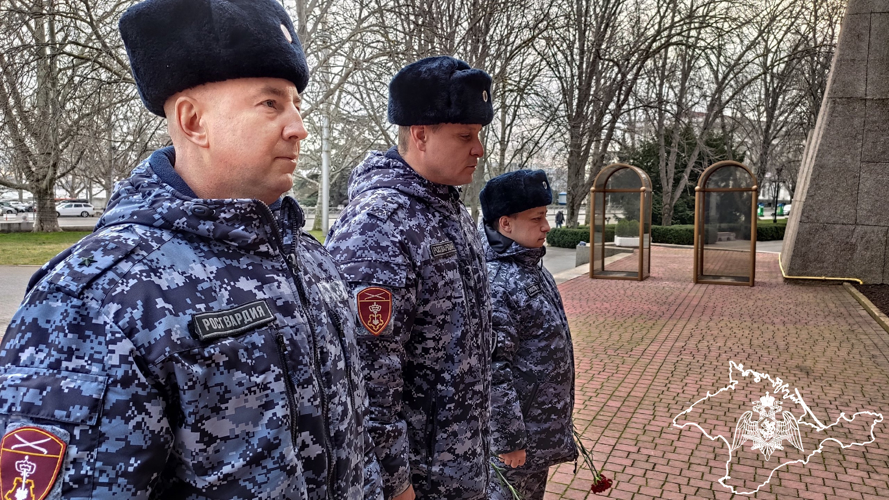Представители Росгвардии в Севастополе отдали дань уважения подвигам защитников Сталинграда