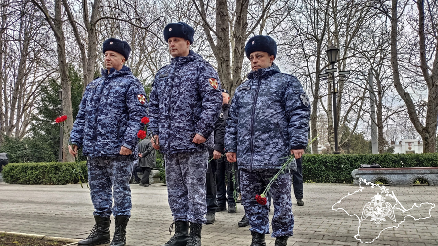 Представители Росгвардии в Севастополе отдали дань уважения подвигам защитников Сталинграда