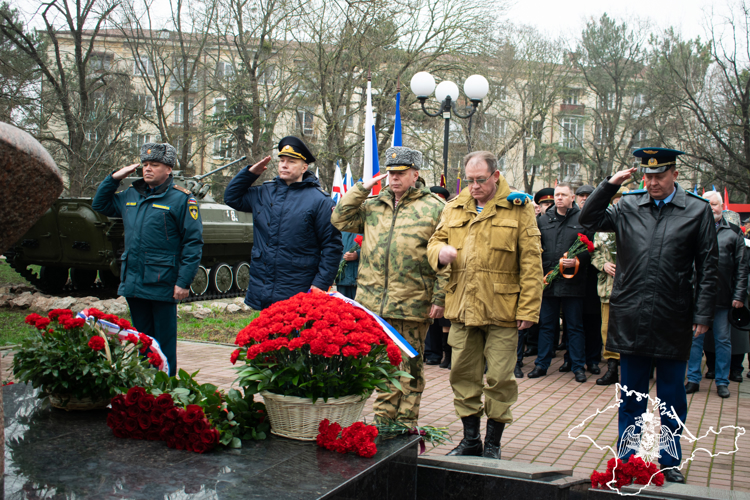 Росгвардейцы в Крыму и Севастополе почтили память россиян, исполнявших воинский долг за пределами Отечества