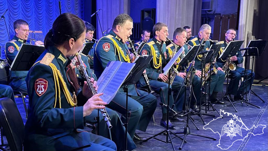 Полковой оркестр Росгвардии выступил в городах Крыма
