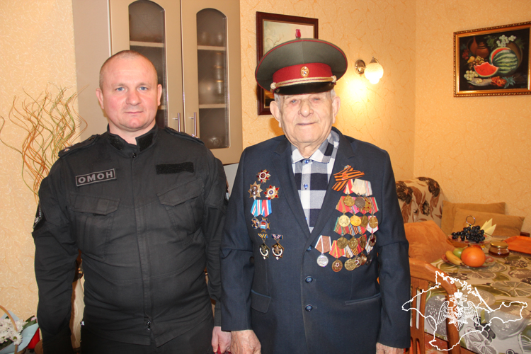 Сотрудники ОМОН Росгвардии поздравили фронтовика-пулеметчика в Севастополе